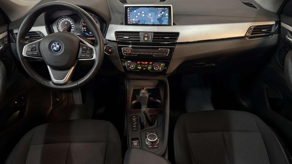 BMW X1 1.5iA xDrive25e Hybride Navi LED Garantie, Auto's, BMW, Stof, Gebruikt, Zwart, https://public.car-pass.be/vhr/ab29a03d-fe57-4288-96ba-f9239f66fdb0