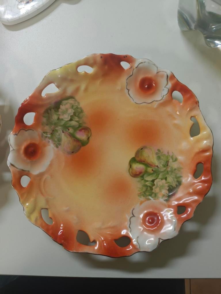 2 Porseleinen borden jaren 1920-1960 met opengewerkte rand, Antiek en Kunst, Ophalen