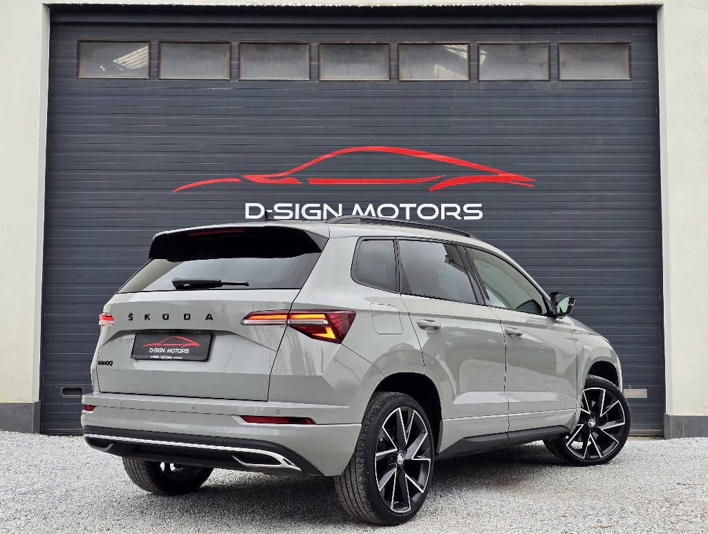 SKODA KAROQ 1.5 TSI DSG (150pk) SPORTLINE 2024 34.883km !!, Auto's, Stof, 1498 cc, 4 cilinders, Karoq