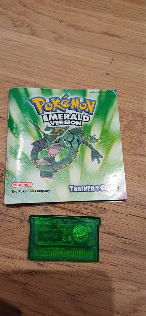 Pokemon emerald met boekje, Games en Spelcomputers, Games | Nintendo Game Boy, Ophalen, Gebruikt