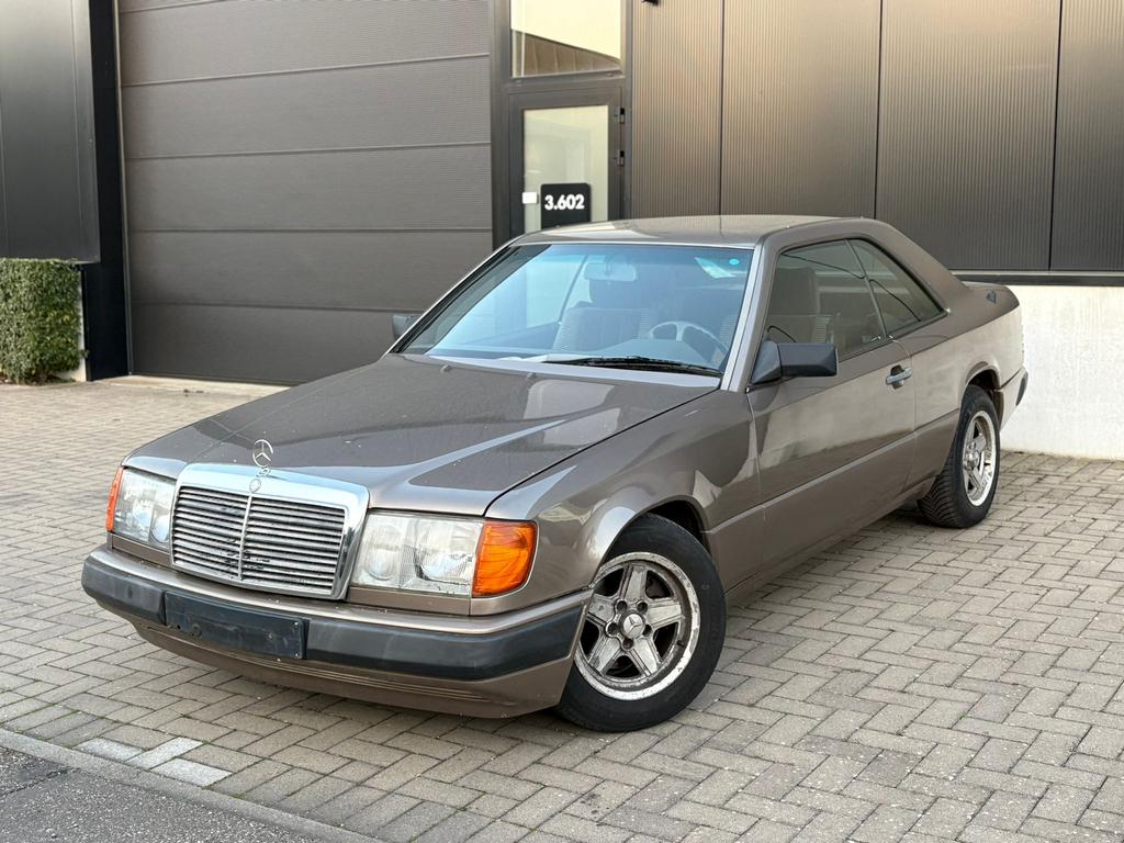 Mercedes W124 230CE Coupe Automaat Oldtimer, Auto's, Automaat, Achterwielaandrijving, Bruin, 2300 cc