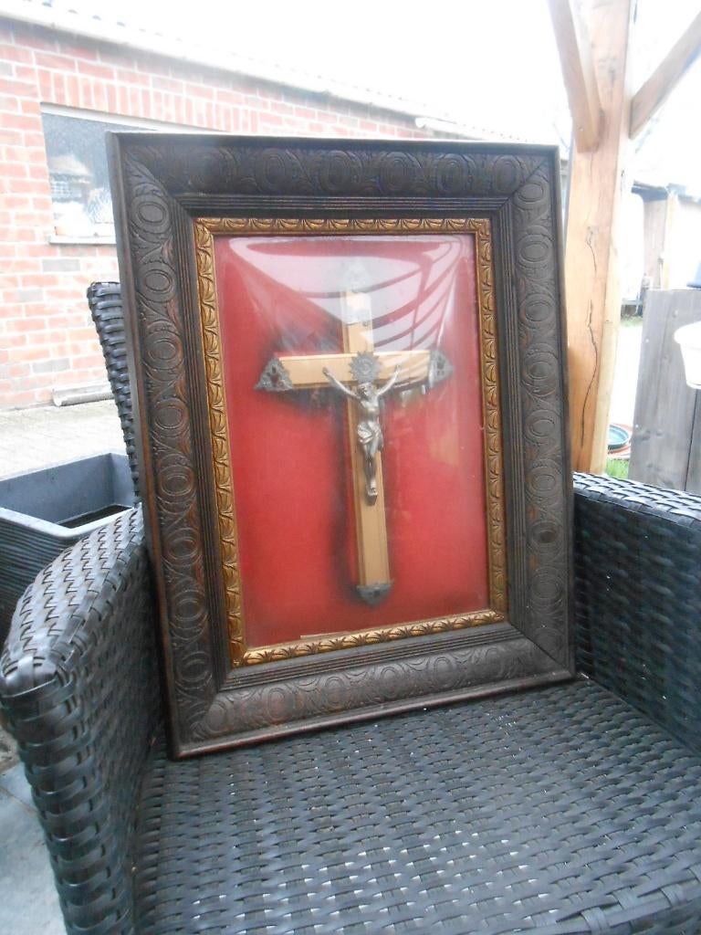 kruisbeeld in kader met bol glas, Antiek en Kunst, Antiek | Religieuze voorwerpen, Ophalen