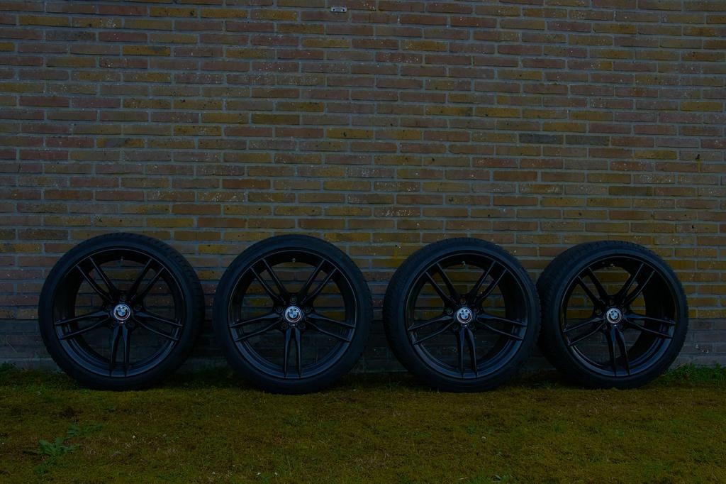 BMW M4 velgen + winterbanden., Pneus et Jantes, Pneus hiver, 255 mm, Véhicule de tourisme