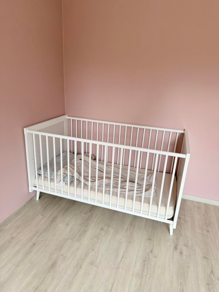 Ledikant babybed 140x70 incl matras en beschermer Aerosleep, Ophalen, Zo goed als nieuw, Ledikant
