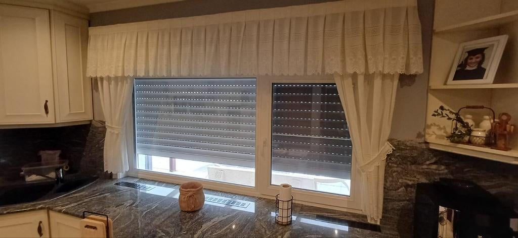 Ambrequin beige keukengordijnset hoogte 45 cm lang, Huis en Inrichting, Stoffering | Gordijnen en Lamellen, Ophalen, Beige