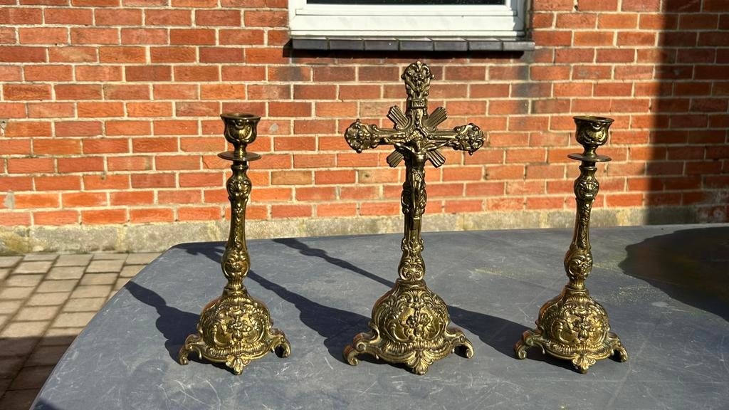 Ensemble Crucifix & 2 bougeoirs, Enlèvement, Cuivre