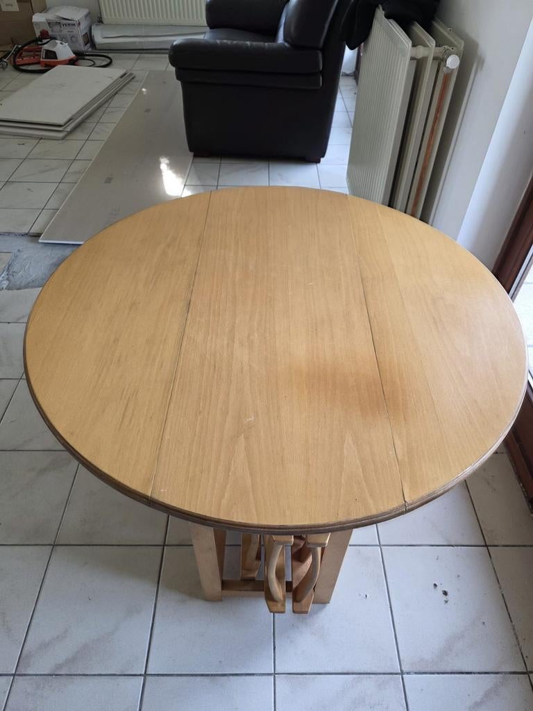 Table ronde  a coté rectractable  en bois et c'est 4 chaises, Maison & Meubles