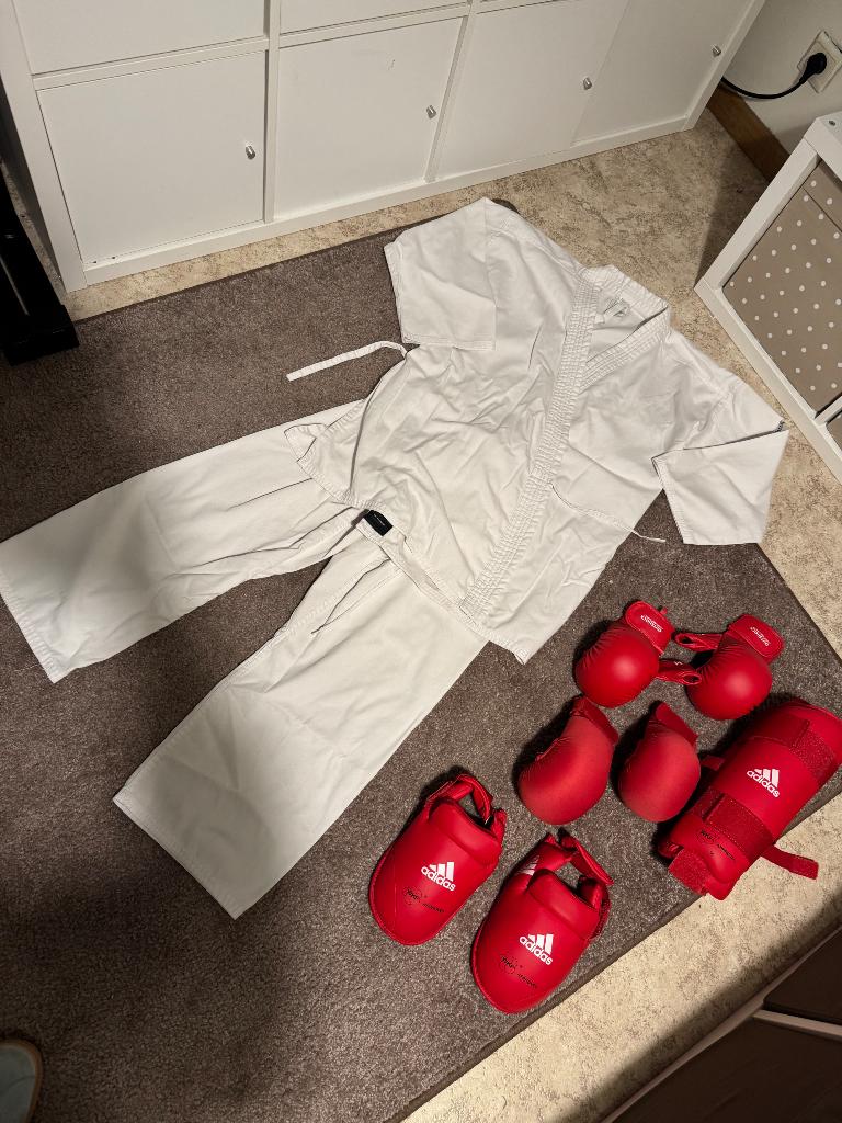 Karate kimono en extra’s, Sports & Fitness, Costume d'arts martiaux, Taille XS ou plus petite, Enlèvement, Utilisé