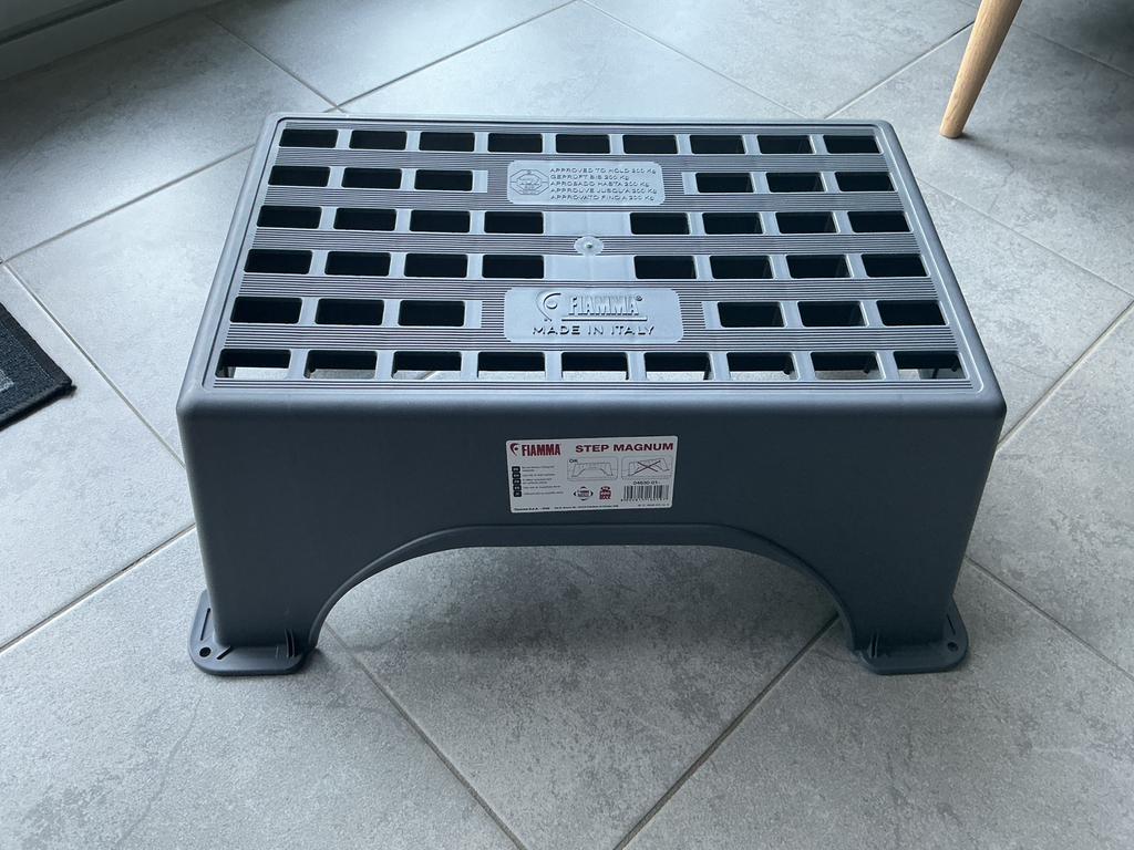 Nieuw opstaptrapje voor caravan of mobilhome, Ophalen, Zo goed als nieuw