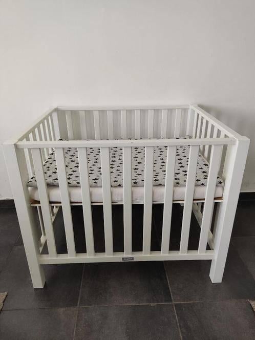 Witte Box bopita Brent incl matras en boxkleed, Enlèvement, Utilisé, Carré, Réglable en hauteur