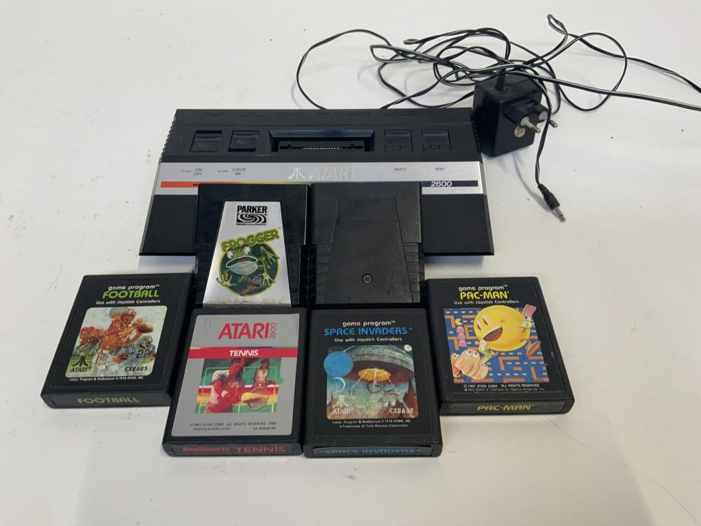 Vintage Atari Gameconsole met 6 Spellen, Niet ingevuld, Niet ingevuld, Niet ingevuld
