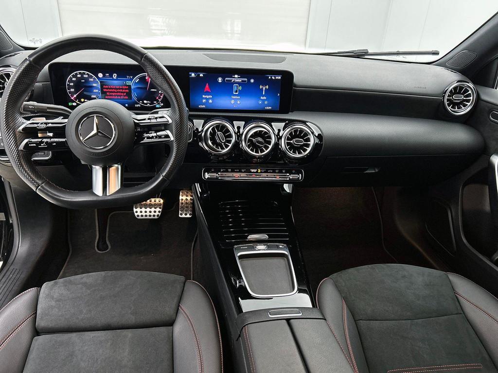 Mercedes-Benz A-klasse 250 e Berline AMG Line | Verwarmde Ze, Auto's, Mercedes-Benz, Stof, Gebruikt, 16 kWh, Zwart