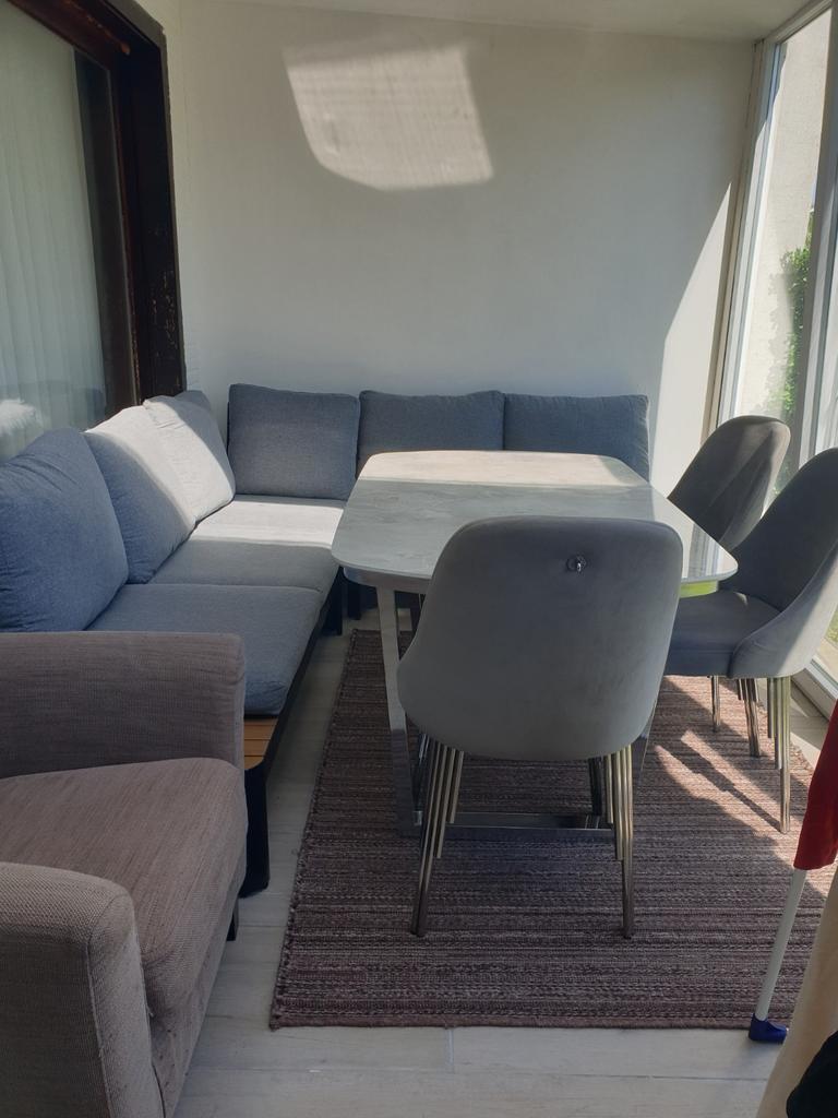 Grijze zetel set met tafel en stoelen, Huis en Inrichting, Ophalen, Nieuw, Hoekbank