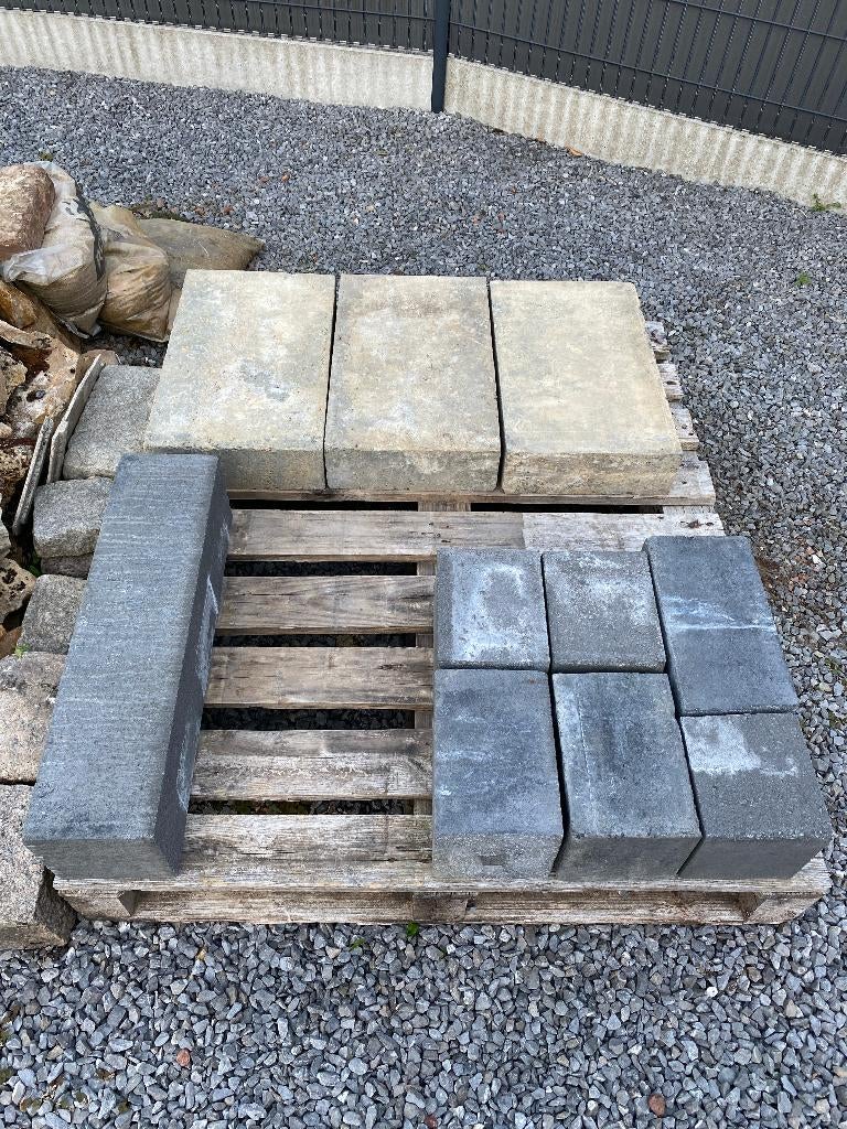Blocs béton anthracite + bordures epaisses <, Enlèvement, Utilisé, Béton