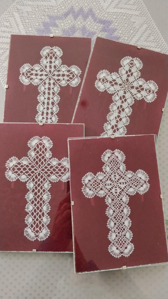 Croix artisanales en dentelle, Enlèvement