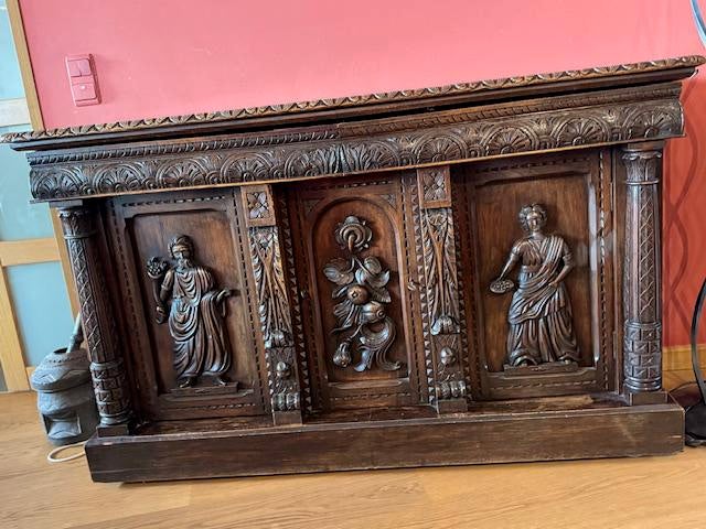 Antieke eiken kast , handgesneden reliëf. Eind 19e eeuw, Ophalen