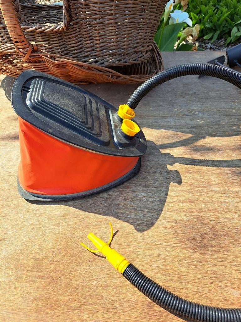 Luchtpomp voor luchtmatras en dergelijke, Caravans en Kamperen, Ophalen of Verzenden, Zo goed als nieuw