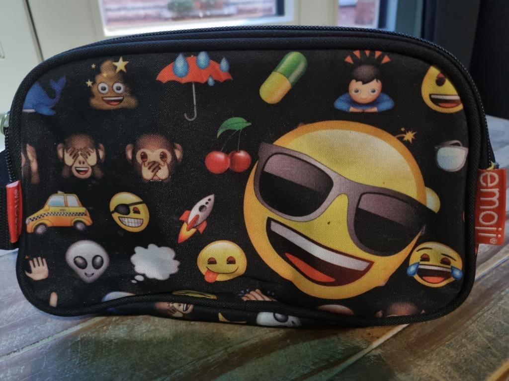Ongebruikte, NIEUWE ruime emoji toilettas, Handtassen en Accessoires, Toilettassen, Nieuw, Ophalen of Verzenden