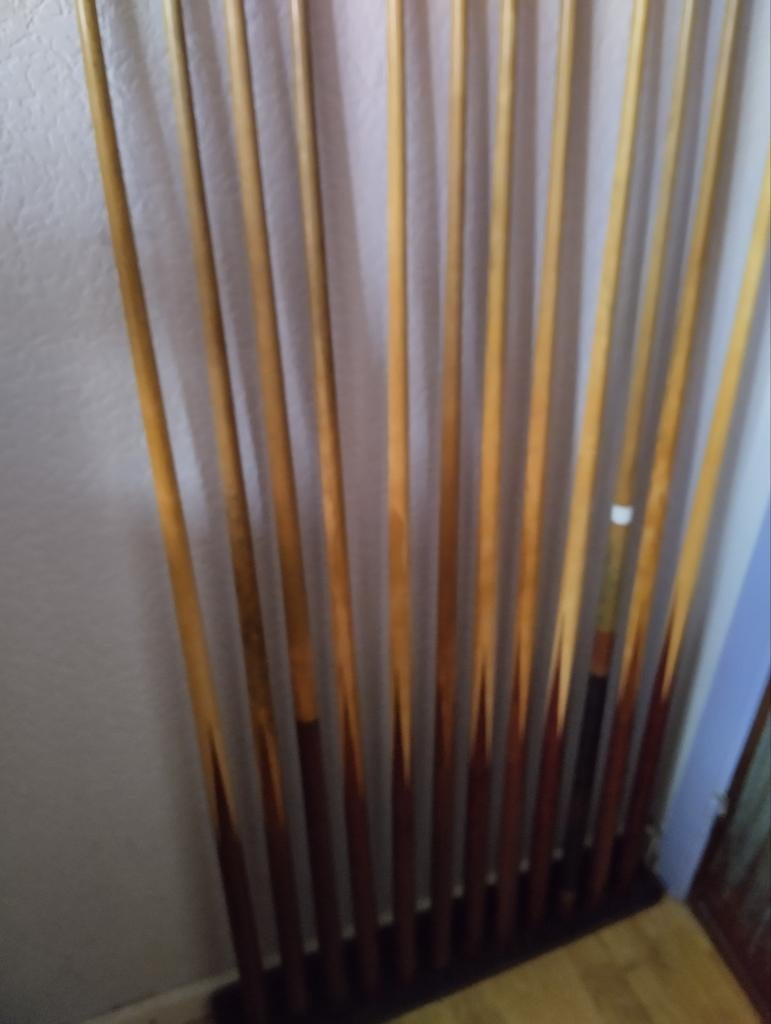 Étagère en bois avec 12 queues de billard, Enlèvement, Utilisé, Queue ou Boules