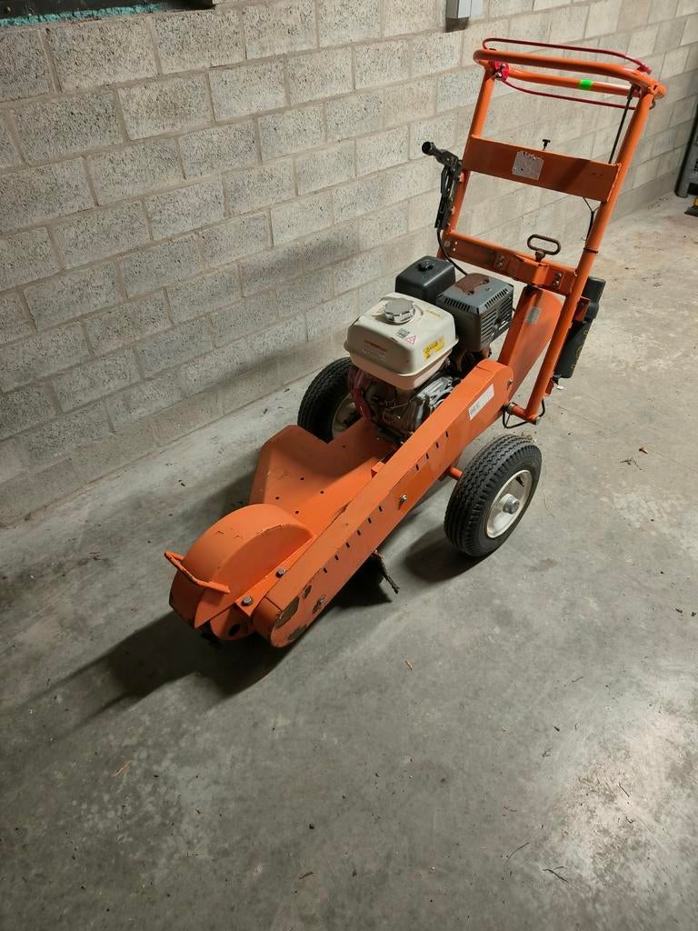 Stronkenfrees / boomstronkenhakselaar te huur, Ophalen