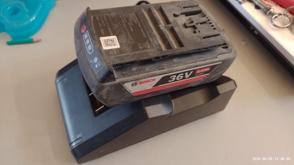 Bosch-oplader en batterijen. 36V, Ophalen, Zo goed als nieuw