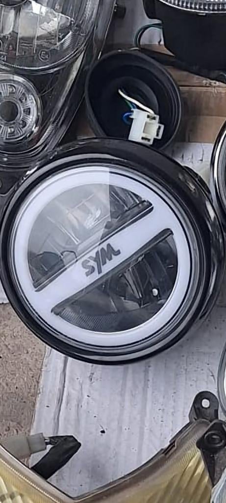 Phare LED Sym X Pro en parfait état, modèle neuf, Vélos & Vélomoteurs, Pièces de cyclomoteur | Général, Phare, Enlèvement ou Envoi