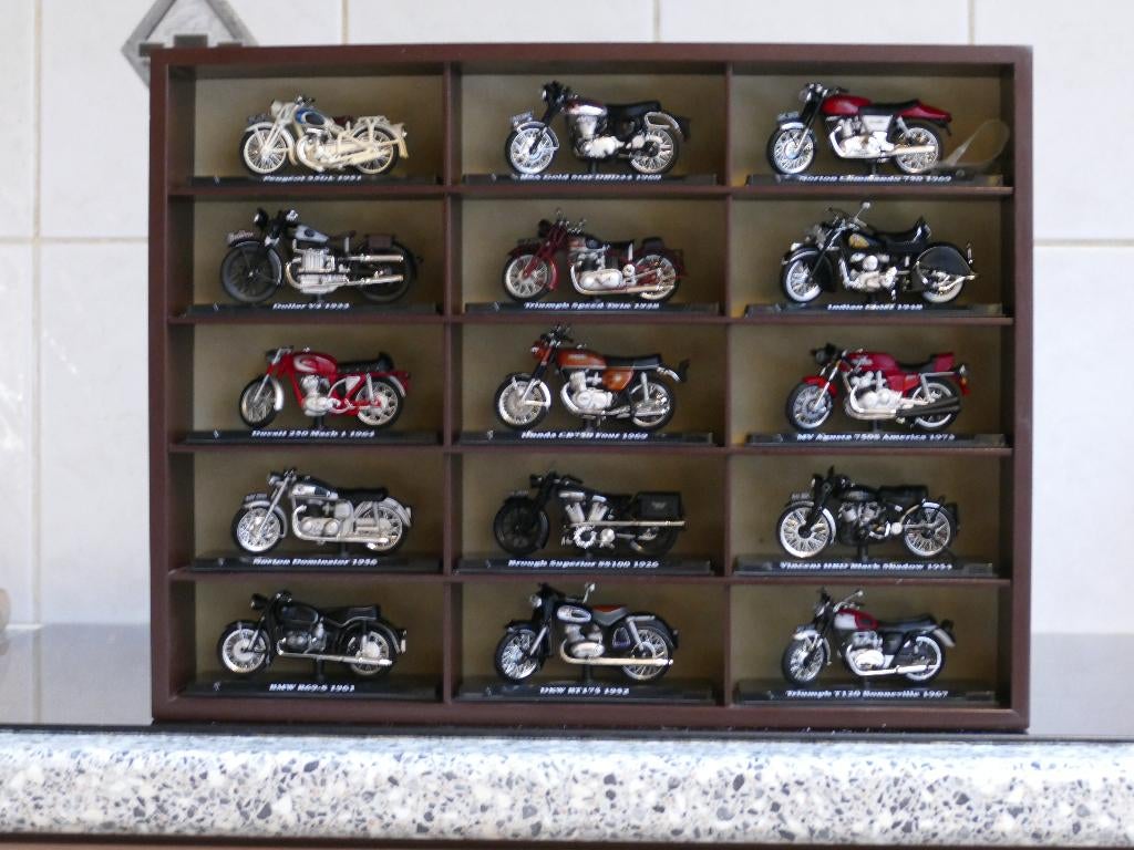 Motos miniatures anciennes sur un présentoir  imitation bois, Enlèvement ou Envoi, Comme neuf, Motos