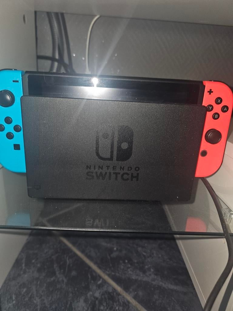 Titre : Nintendo Switch complète + 2 manettes + 5 jeux, Games en Spelcomputers, Spelcomputers | Nintendo Switch, Ophalen