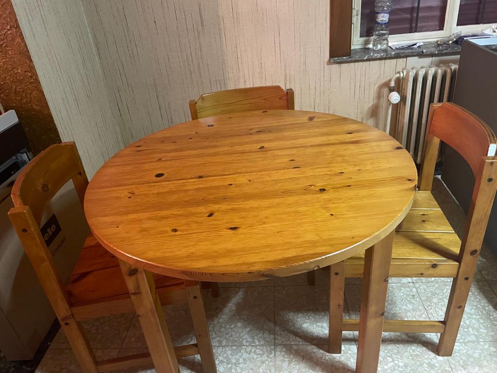 Table ronde en pin massif + 3 chaises, Maison & Meubles, Enlèvement, Comme neuf, Pin