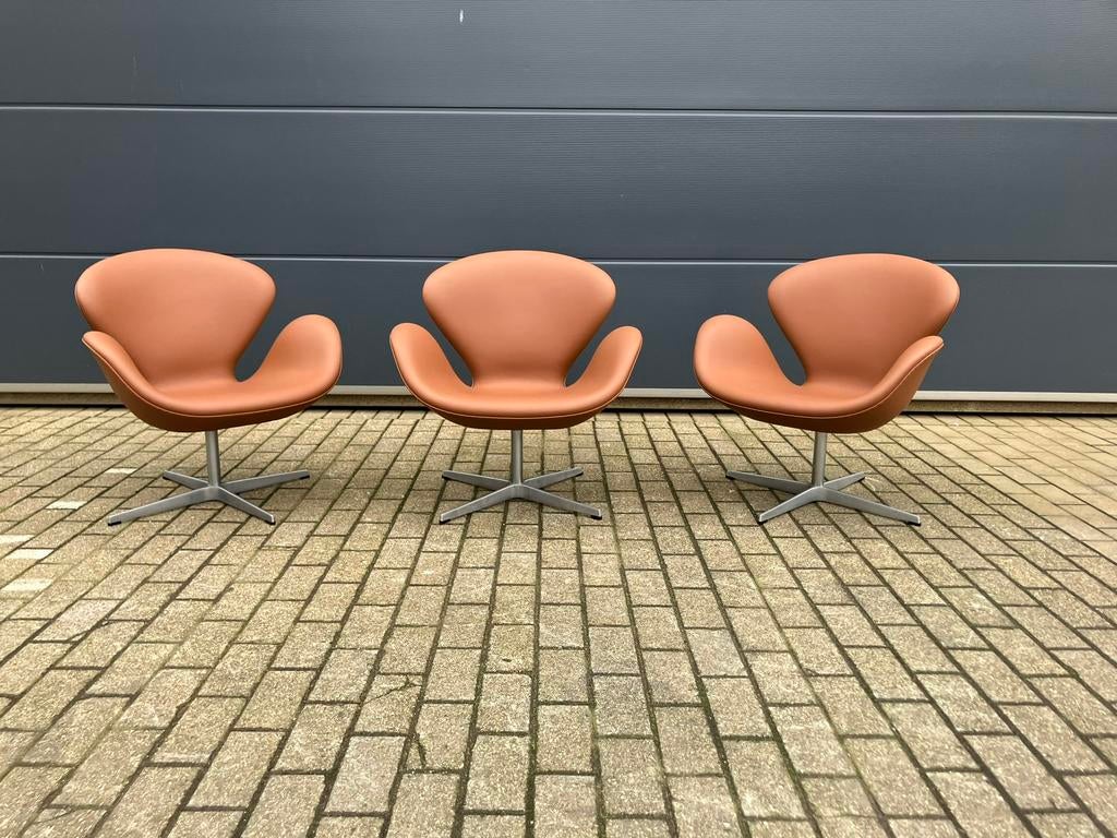 3x Fritz Hansen Swan chair in Cognac leder, NIEUW!!!, Ophalen of Verzenden, Knoll vitra elda b&b italia sede cassina artifort togo leolux