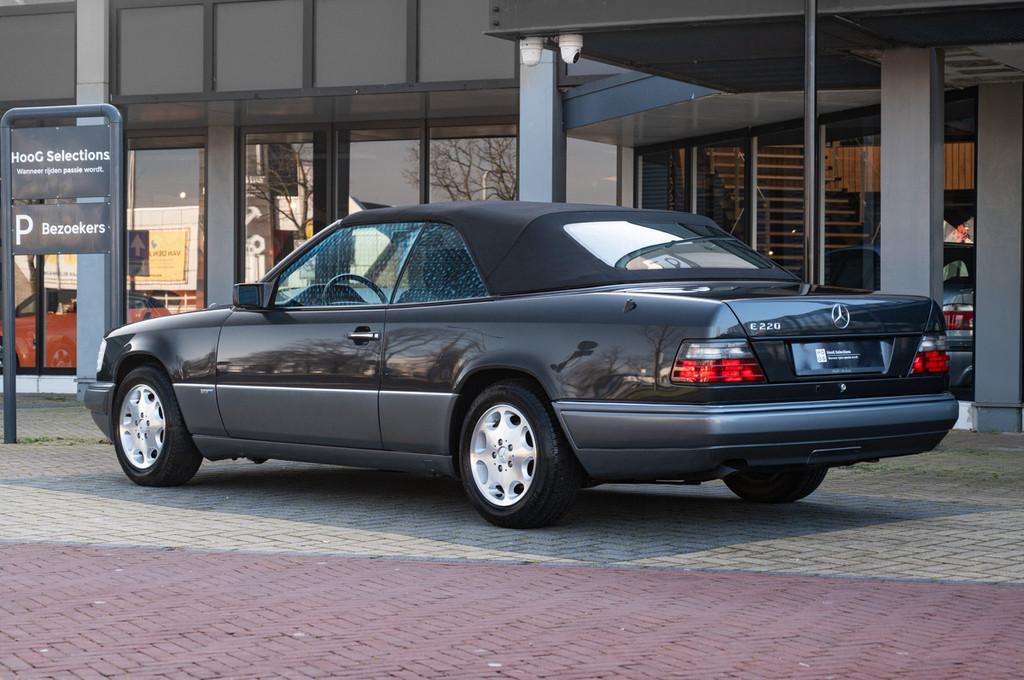 Mercedes-Benz E-Klasse E220 Cabriolet ( W124 ) (bj 1995), Auto's, 4 zetels, 2199 cc, Cabriolet, Zwart
