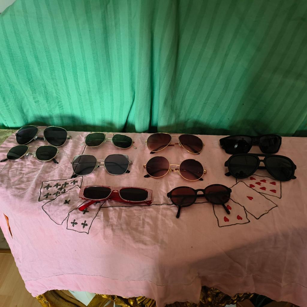 10 verschillende zonnebrillen (ideaal voor rommelmarkt), Handtassen en Accessoires, Zonnebrillen en Brillen | Dames, Ophalen of Verzenden