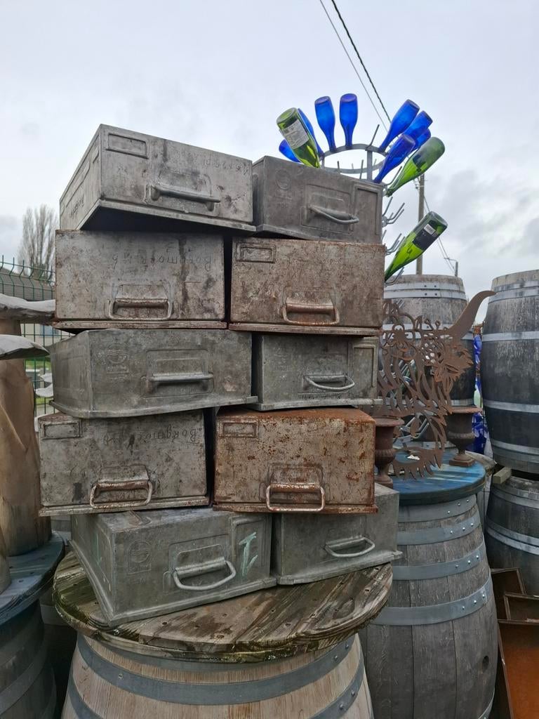 Des contenants métalliques rustiques comme jardinière ou boî, Enlèvement