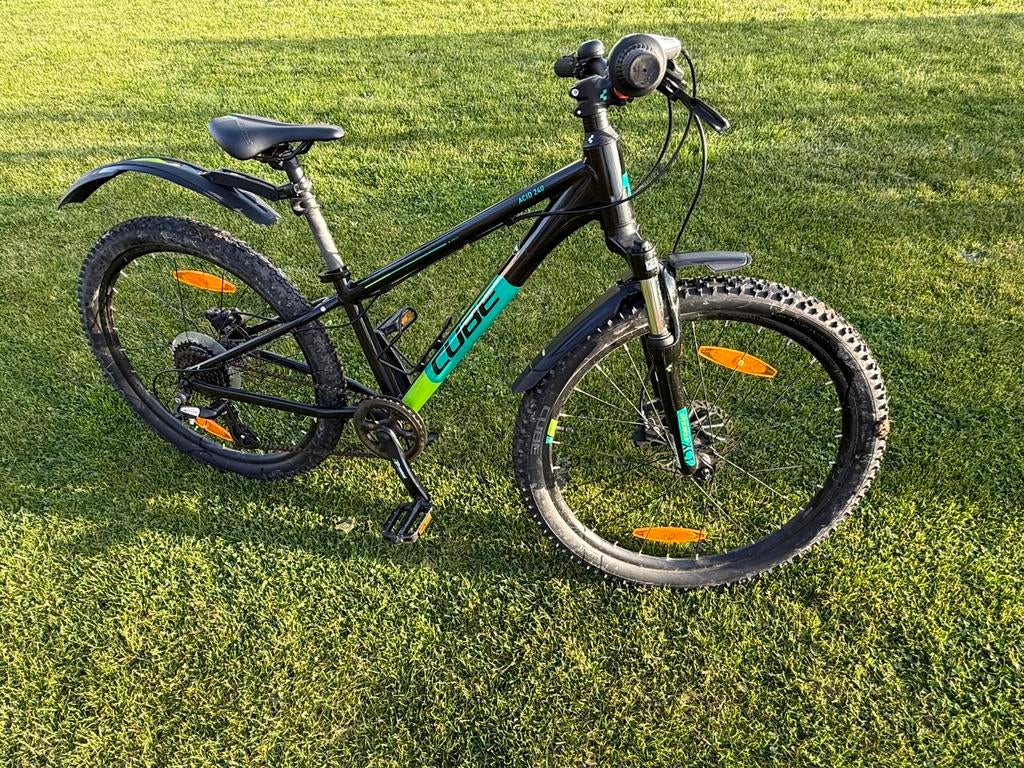 CUBE  ACID 240 - 24’’ - 2024 + spatbord + drankhouder, Enlèvement, Comme neuf