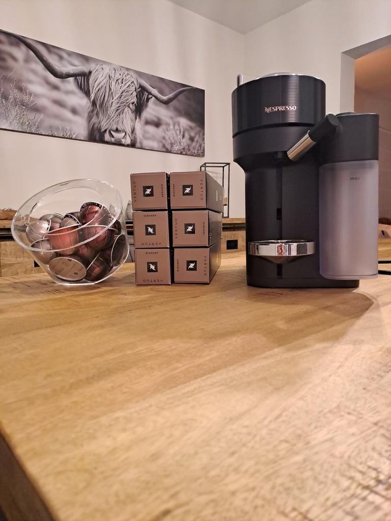 Nespresso Vertuo Lattissima koffiemachine met melksysteem, Elektronische apparatuur, Koffiezetapparaten, Koffiemachine, Ophalen of Verzenden