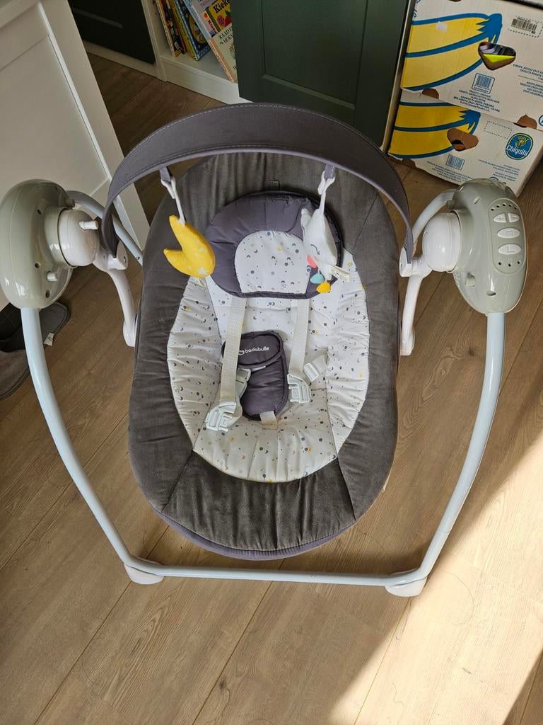 Badabulle Comfort Electric Baby Swing., Enfants & Bébés, Relax bébé, Comme neuf, Siège de balançoire, Autres marques, Avec ceinture(s)