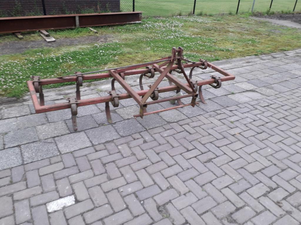 Triltand cultivator grondbreker, Ophalen