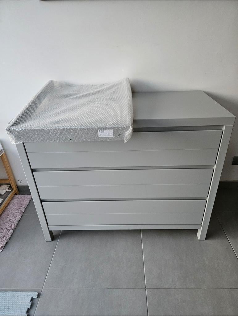 Quax grijze commode model Stripes kleur Griffin Grey, Enfants & Bébés, Chambre d'enfant | Commodes & Armoires, Enlèvement, Comme neuf