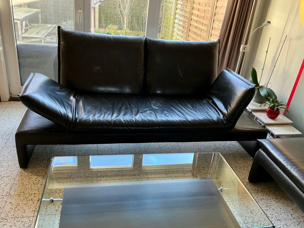 Zwart lederen zetel en voetenbank met salontafel., Ophalen, Zo goed als nieuw, Leer, Modern