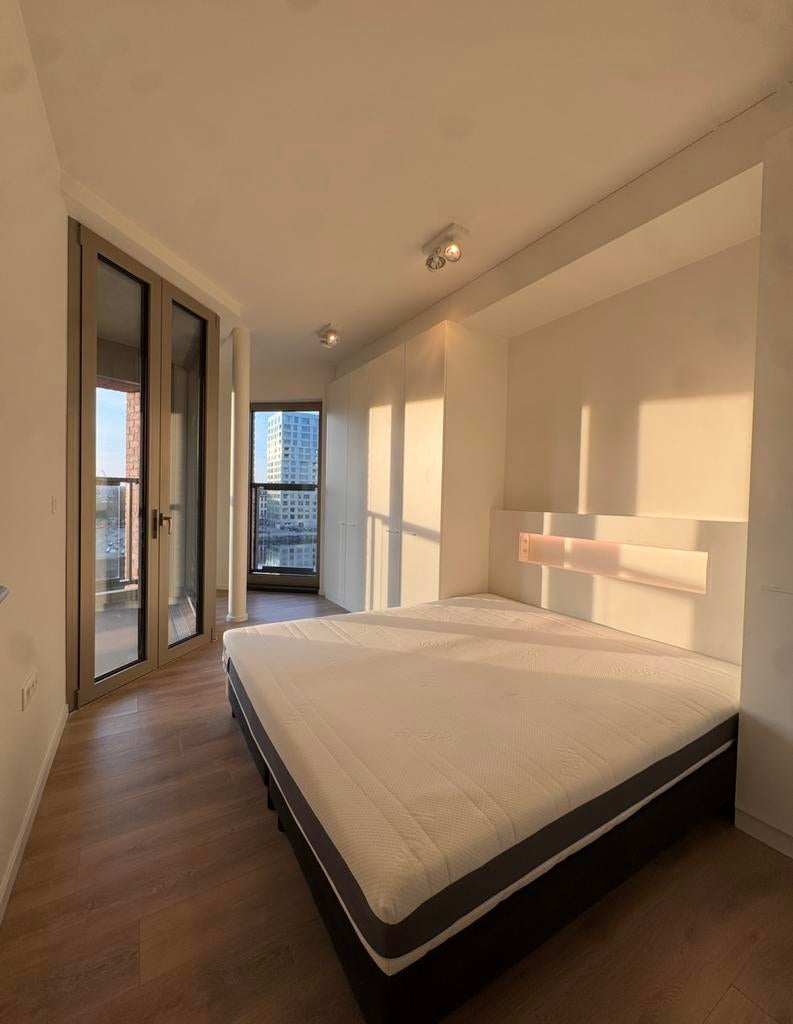 Sommier avec matelas à ressorts ensachés Revor 180 cm, Gris, Comme neuf, Enlèvement, 180 cm