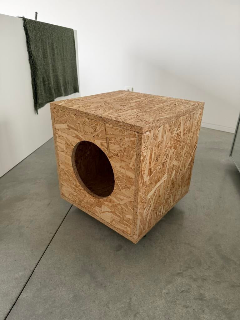 Petite table / niche en OSB sur roulettes, Dieren en Toebehoren, Kattenmanden, Ophalen, Zo goed als nieuw