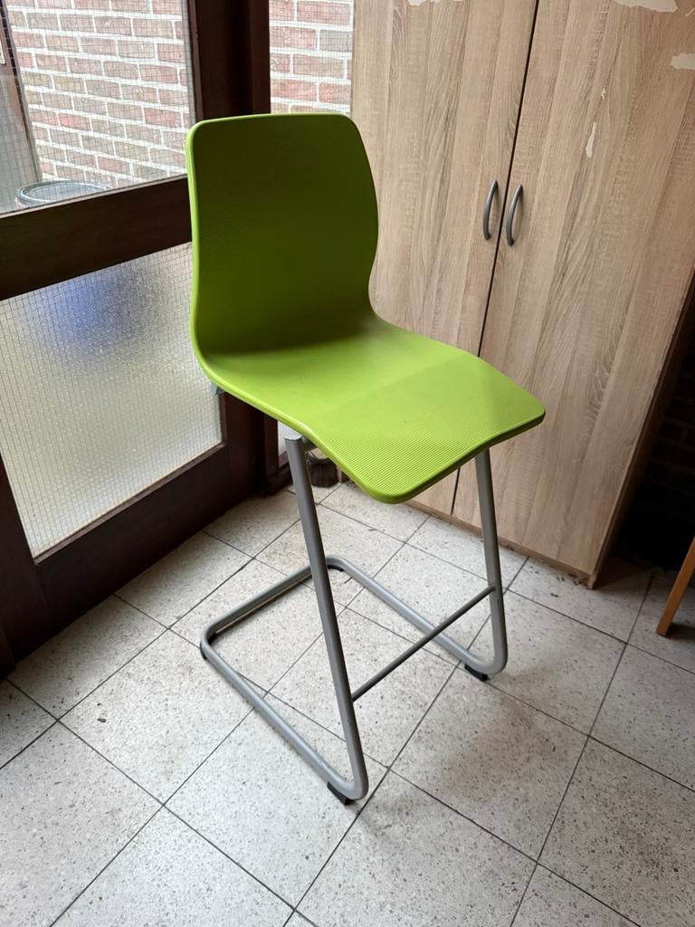 Hoge stoelen & lessenaars (per set), Huis en Inrichting, Barkrukken, Ophalen, 5 krukken of meer, In hoogte verstelbaar, Zo goed als nieuw