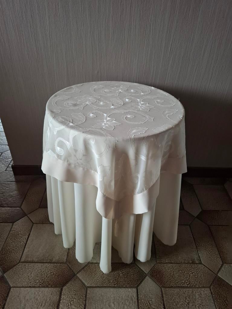 Bijzettafeltje met bijhorende tafelkleden, Ophalen