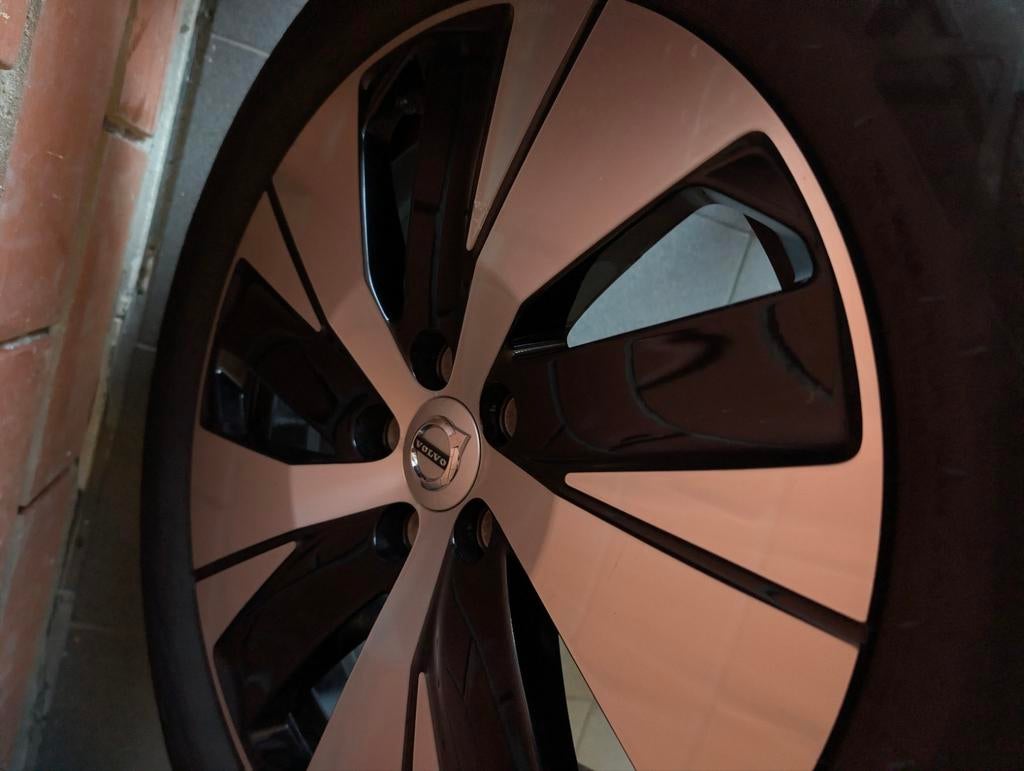 Originele volvo velgen xc 40 met continental zomer banden, Ophalen, Band(en)