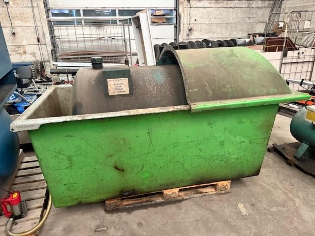 Mazout tank met lekbak ca 2000 L, Ophalen, Graafmachine