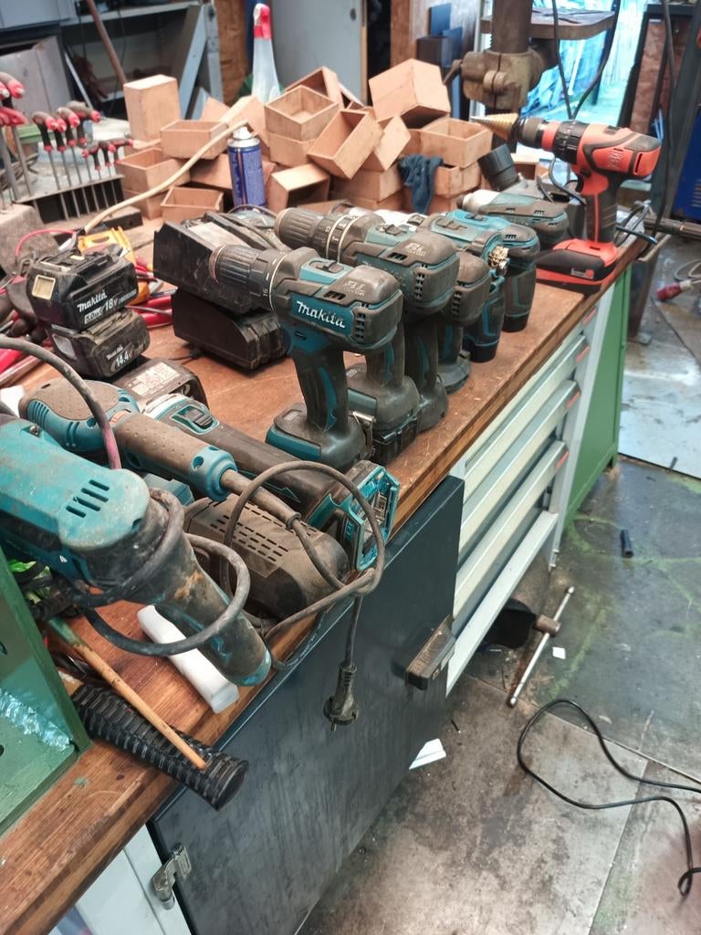 Lot de cordons à outils Makita et de piles, Bricolage & Construction, Outillage | Foreuses, Enlèvement, Perceuse