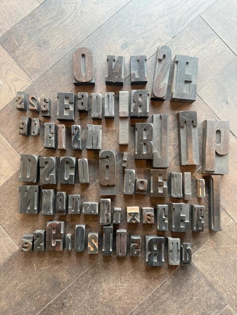 60 oude houten drukletters en cijfers, Antiek en Kunst, Curiosa en Brocante, Ophalen of Verzenden