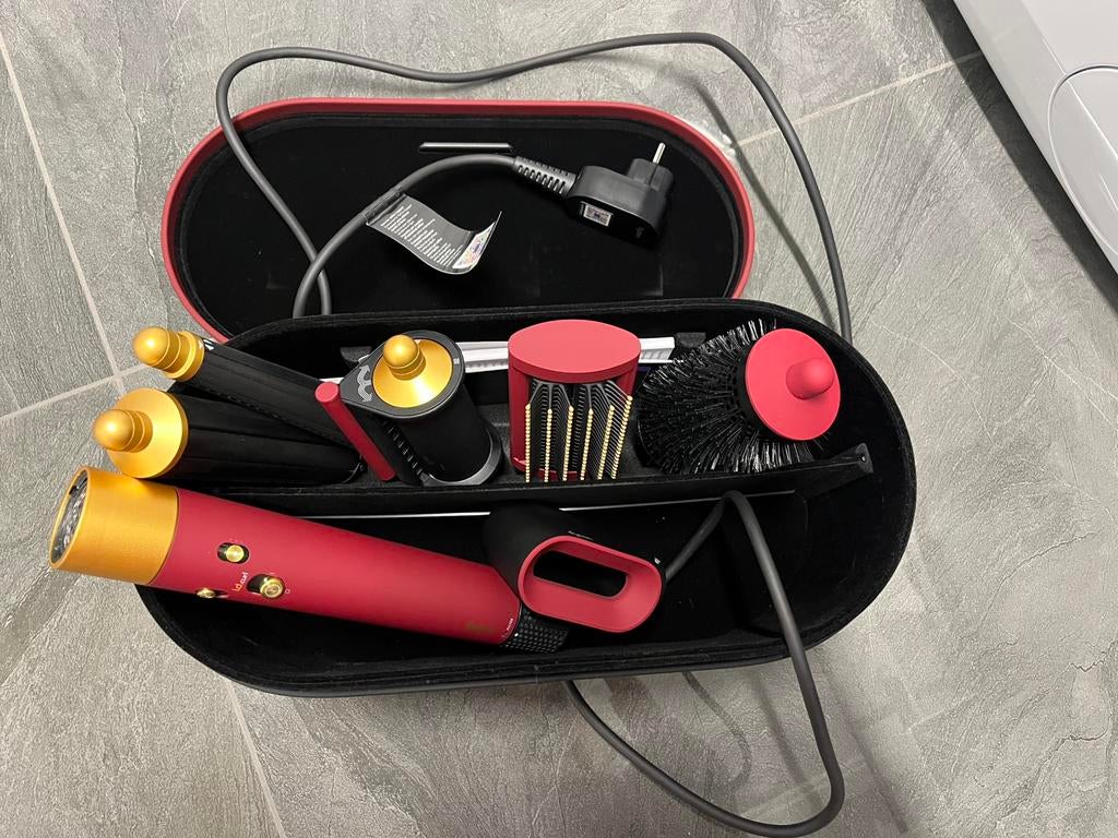 Dyson Airwrap Straight Wavy Red Velvet gelimiteerde editie, Handtassen en Accessoires, Ophalen, Nieuw, Krultang of Stijltang