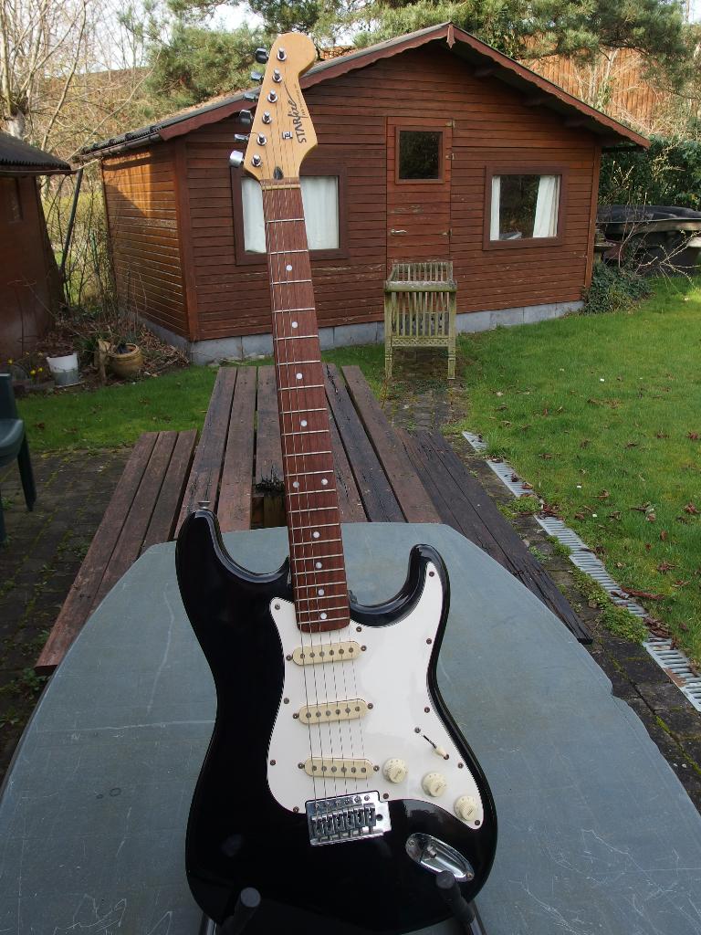 Starfire stratocaster - Japan, Muziek en Instrumenten, Ophalen, Zo goed als nieuw, Solid body, Overige merken