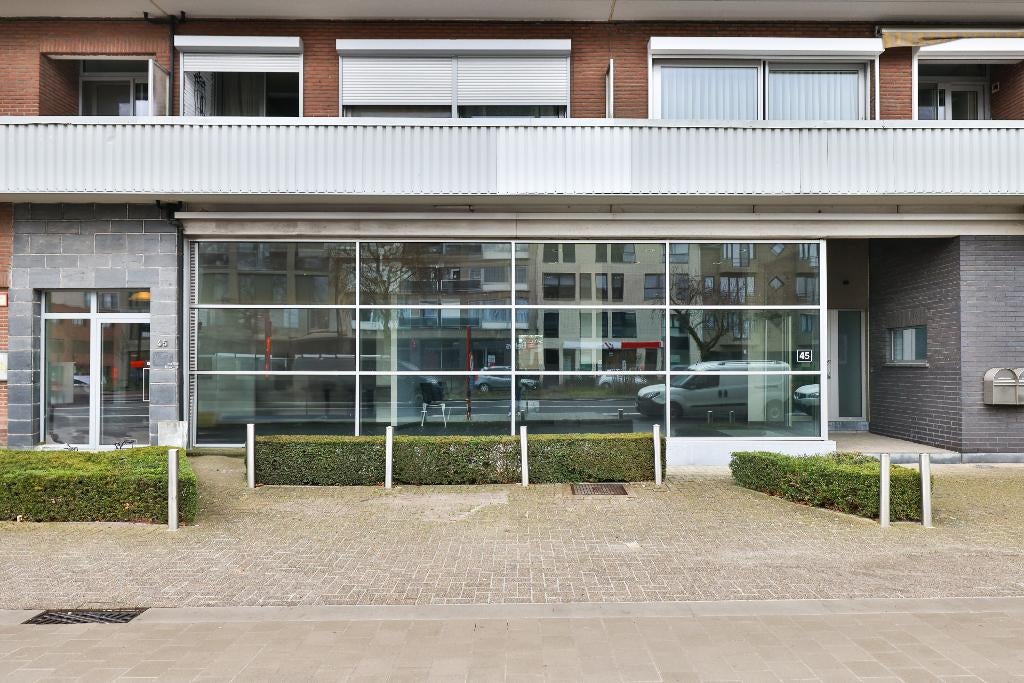 Bureau/espace profession avec appartement à A-location, 114 m², Habitation avec espace professionnel, 262 kWh/m²/an, 200 à 500 m²